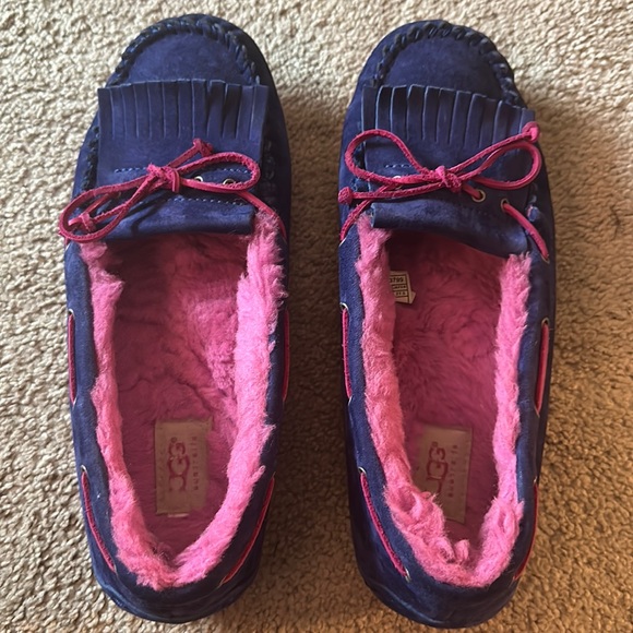 UGG Shoes - UGG Dakota Moccasin Suede Lace Bow Slip-On Slippers Blue Pink Womens Size 11